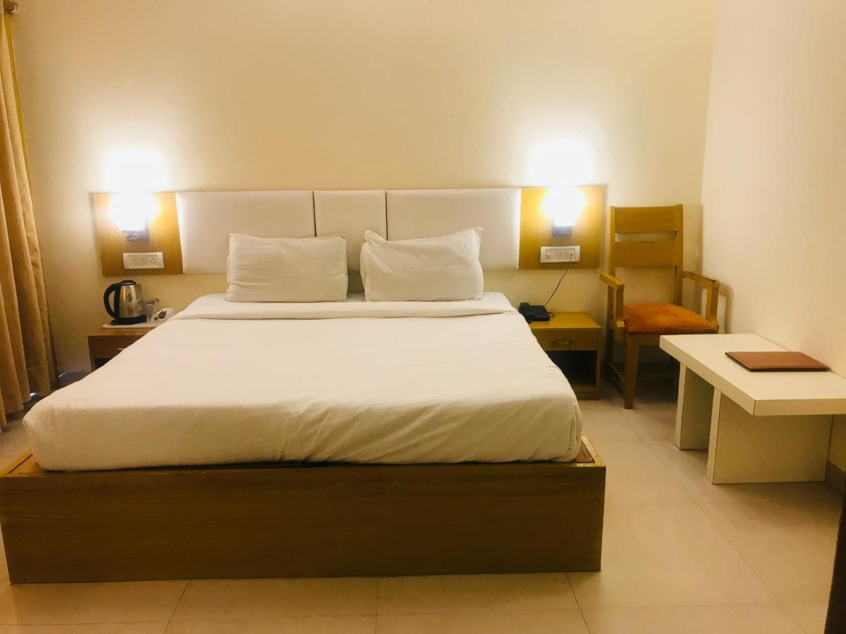Tulip Palm Hotel Jaipur Ngoại thất bức ảnh