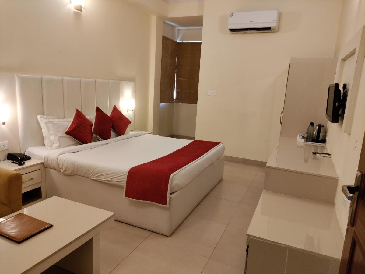 Tulip Palm Hotel Jaipur Ngoại thất bức ảnh