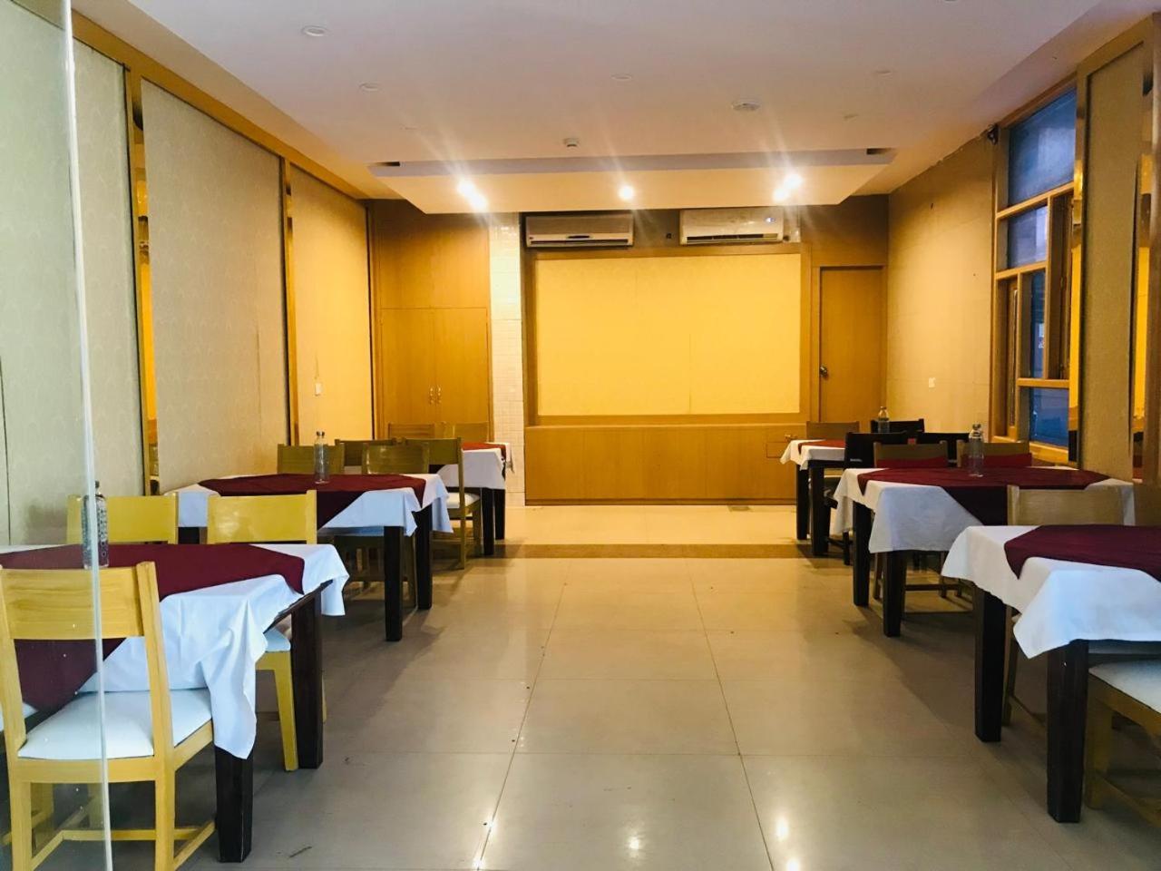 Tulip Palm Hotel Jaipur Ngoại thất bức ảnh