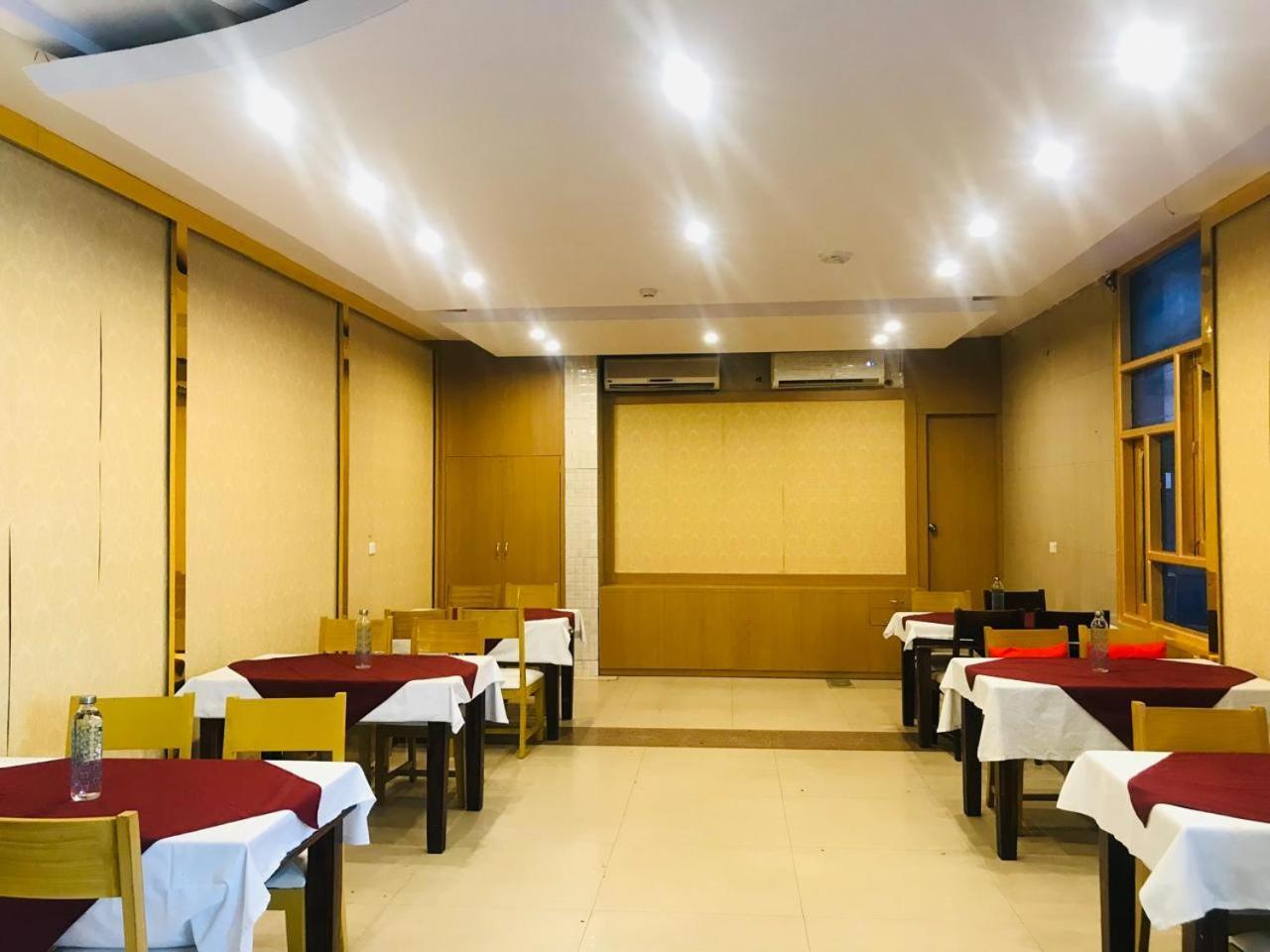 Tulip Palm Hotel Jaipur Ngoại thất bức ảnh