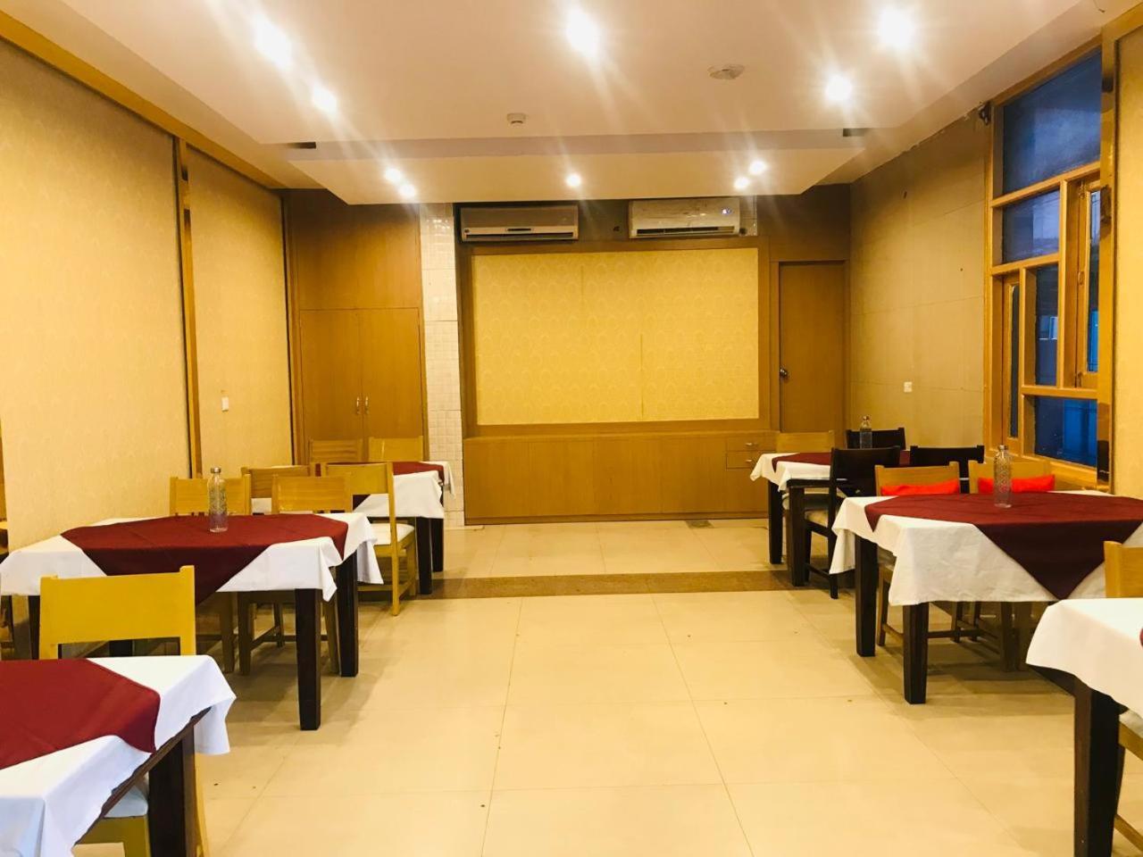 Tulip Palm Hotel Jaipur Ngoại thất bức ảnh
